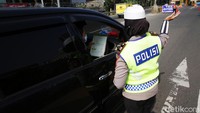 Setiap kendaraan yang melintas diperiksa oleh petugas.  