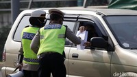 Hanya mereka yang bekerja pada sektor esensial dan kritikal yang boleh melintas.  