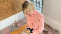 Memerankan karakter anak sekolahan, Emily Lind sendiri tidak pernah merasakan dinamika SMA. Lantaran dirinya homeschooling sejak kecil. (Foto: dok. Instagram @emilylind) 