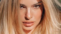 Pesona Emily Ratajkowski yang mampu menarik perhatian banyak pria. Foto: Instagram Emily Ratajkowski