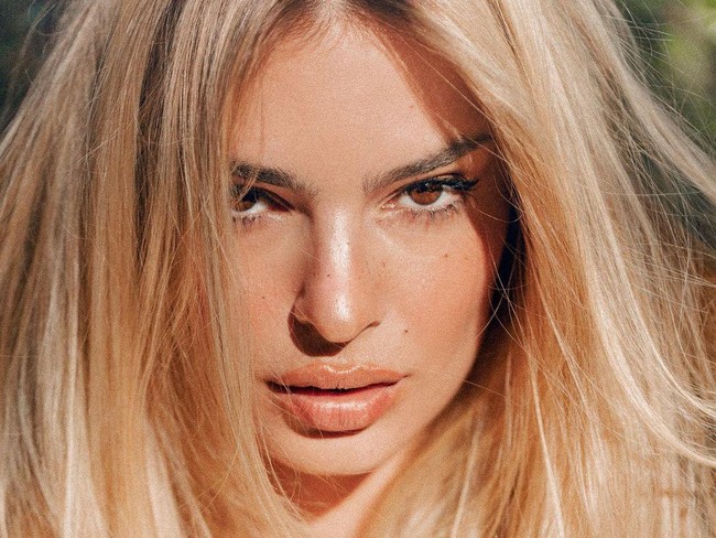 Emily RatajkowskiModel sekaligus aktris seksi ini diberi nilai 90,9% saat wajahnya dihitung berdasarkan golden ratio. Punya fitur-fitur wajah sempurna tapi menurut Dr. Julian,ada satu yang paling menonjol darinya yakni bibir. Ia disebut memiliki bentuk bibir paling diinginkan.Foto: Instagram Emily Ratajkowski