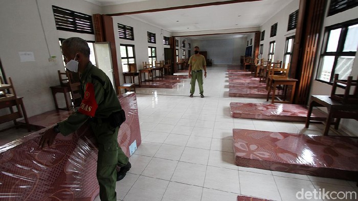SDN Panularan di Solo disiapkan menjadi lokasi isolasi pasien COVID-19. Sejumlah persiapan pun dilakukan di area bangunan sekolah tersebut.
