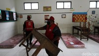 Sejumlah persiapan pun dilakukan untuk menyiapkan bangunan sekolah SDN Panularan menjadi lokasi isolasi mandiri pasien COVID-19. 