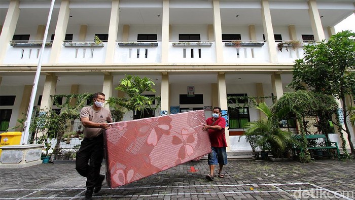 SDN Panularan di Solo disiapkan menjadi lokasi isolasi pasien COVID-19. Sejumlah persiapan pun dilakukan di area bangunan sekolah tersebut.