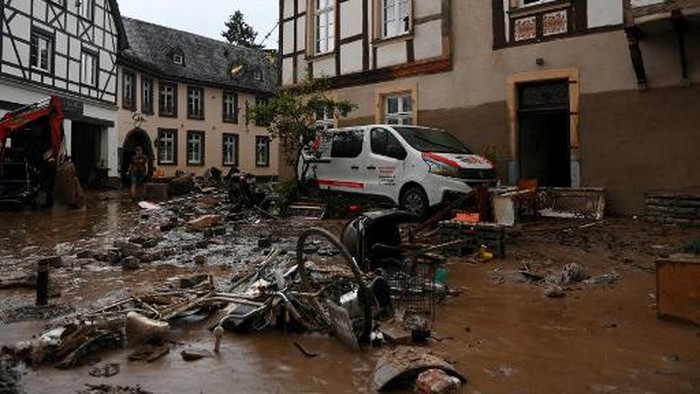 A damaged car by the floods stands in a street in the town of Ahrweiler-Bad Neuenahr, western Germany, on July 15, 2021. - German authorities said late July 15, 2021 that at least 58 people had likely died in massive storms and flooding in the countrys west, an increase on the earlier toll of 45 dead. (Photo by Christof STACHE / AFP)