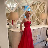 Datang ke SAG Awards pada April lalu, Gillian tampil glamour dengan gaun merah. Foto: dok. Instagram/@gilliana