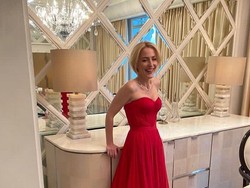 Foto: 8 Gaya Gillian Anderson yang Tak Peduli Dada Kendur Sampai Pusar