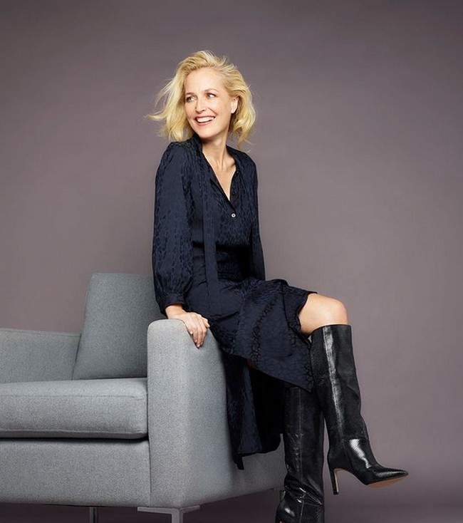 Gillian Anderson yang namanya melejit setelah membintangi serial The X-Files itu memberikan pengakuan yang mengejutkan. Dia tak ingin pakai bra lagi, bahkan tak peduli dengan dada yang kendur sampai pusar. Foto: dok. Instagram/@gilliana