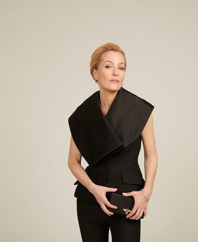 Wanita yang membintangi serial di Netflix, Sex Education itu kerap tampil elegan dan formal saat hadir ke red carpet. Inilah penampilannya untuk Critics Choice Awards 2021. Saat itu ia memakai busana dari Dior. Foto: dok. Instagram/@gilliana