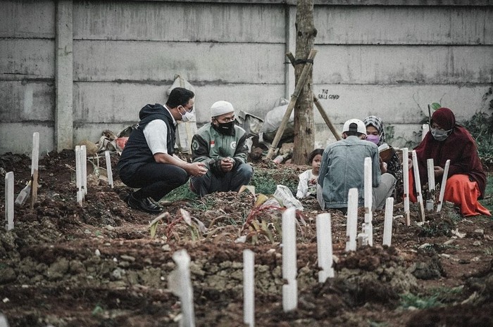 Gubernur DKI Jakarta Anies Baswedan saat meninjau TPU Rorotan (Instagram @aniesbaswedan)