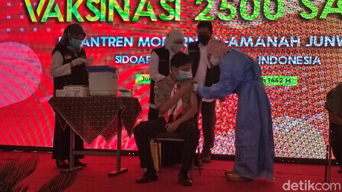 Gubernur Khofifah meninjau vaksinasi anak di Sidoarjo