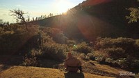 Menikmati Sunrise yang Muncul dari Punggung Gunung Ijen