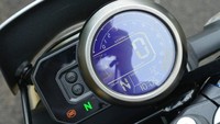 Bicara dapur pacu, Honda CB190TR menggendong mesin 184,4 cc yang bisa menghasilkan tenaga puncak 16 dk dan torsi maksimum 16 Nm. Motor ini mendapatkan panel instrumen LCD bulat bergaya retro. Foto: Qqmtc