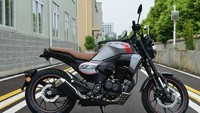 Dari segi desain, Honda CB190TR baru ini mengusung gaya klasik dengan aplikasi lampu depan berbentuk bundar klasik, tangki bahan bakarnya dibuat berotot, dan tampilannya mirip motor cafe racer dengan windshield di atas headlamp. Foto: Qqmtc