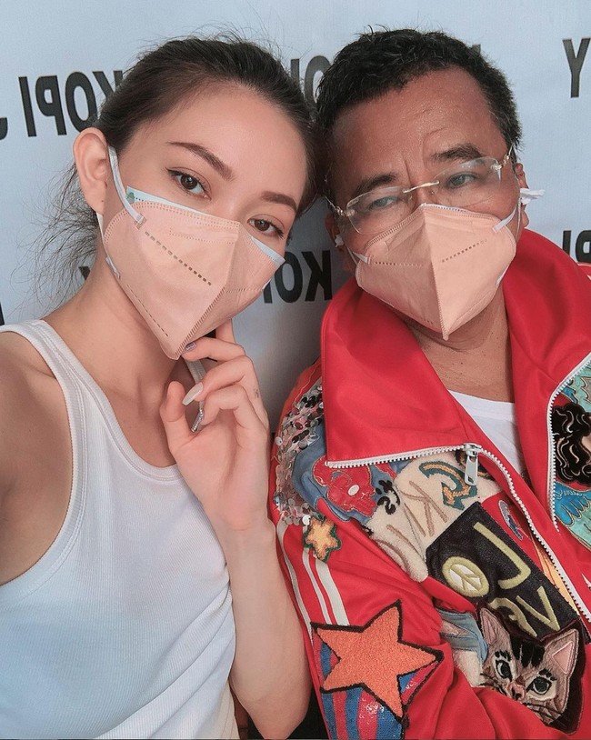 Hotman Paris Hutapea memang selalu berhasil mencuri perhatian melalui hal-hal yang dilakukannya. Bukan rahasia lagi jika pengacara kondang yang satu ini kerap dikelilingi oleh para wanita cantik. Foto: Instagram