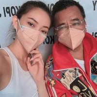 Hotman Paris Hutapea memang selalu berhasil mencuri perhatian melalui hal-hal yang dilakukannya. Bukan rahasia lagi jika pengacara kondang yang satu ini kerap dikelilingi oleh para wanita cantik. Foto: Instagram