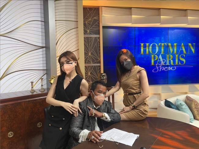 Momen kedekatan antara Hotman Paris dan kedua asisten pribadinya itu juga kerap diunggah Hotman ke akun media sosial Instagramnya. Seperti dalam foto yang satu ini, Hotman terlihat diapit oleh kedua asisten pribadinya itu. Foto: Instagram