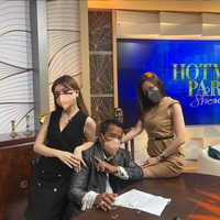 Momen kedekatan antara Hotman Paris dan kedua asisten pribadinya itu juga kerap diunggah Hotman ke akun media sosial Instagramnya. Seperti dalam foto yang satu ini, Hotman terlihat diapit oleh kedua asisten pribadinya itu. Foto: Instagram