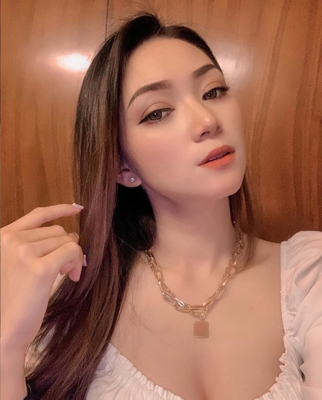 Beiby merupakan wanita asal Manado yang memiliki tubuh langsing dan tinggi. Dirinya kerap mendampingi ke mana pun pengacara kondang itu pergi. Foto: Instagram