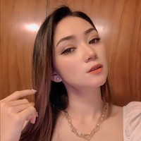 Beiby merupakan wanita asal Manado yang memiliki tubuh langsing dan tinggi. Dirinya kerap mendampingi ke mana pun pengacara kondang itu pergi. Foto: Instagram