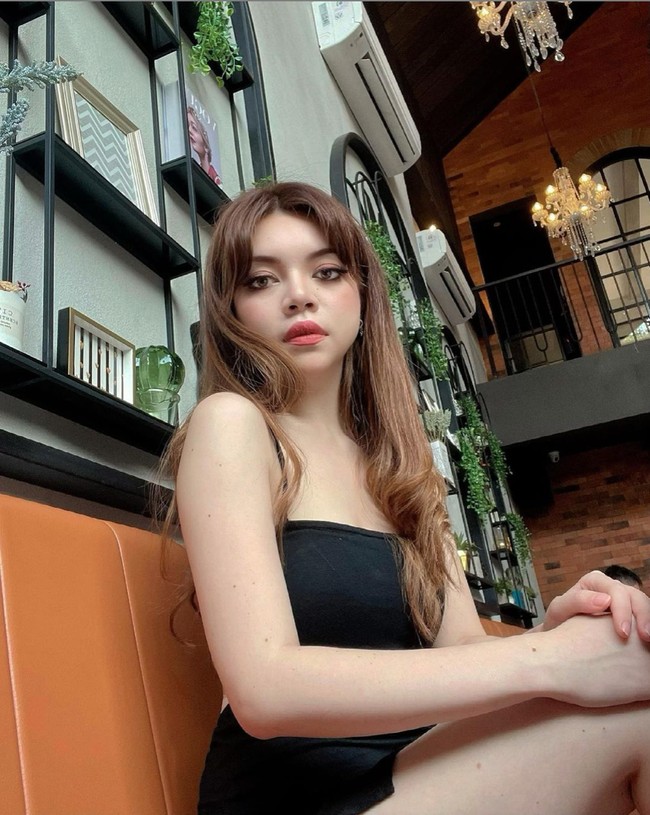 Dua asisten pribadi Hotman yang baru itu bernama Beiby dan Monna. Monna yang merupakan lulusan sarjana ekonomi itu disebut  Hotman sebagai asisten keduanya, sedangkan Beiby ialah asisten pribadi ketiganya. Foto: Instagram