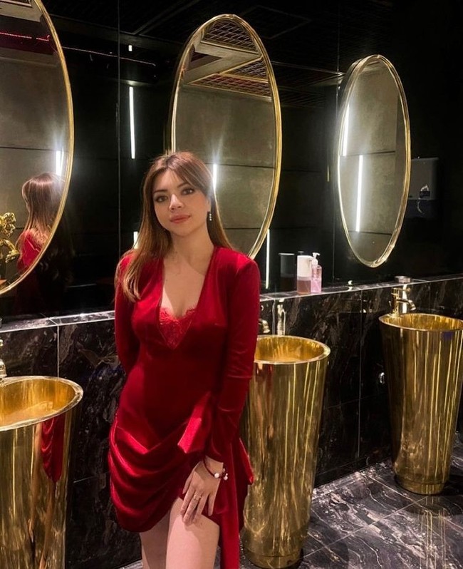 Beginilah penampilan Monna tanpa mengenakan masker. Bagaimana menurutmu, tetap menawan bukan? Foto: Instagram