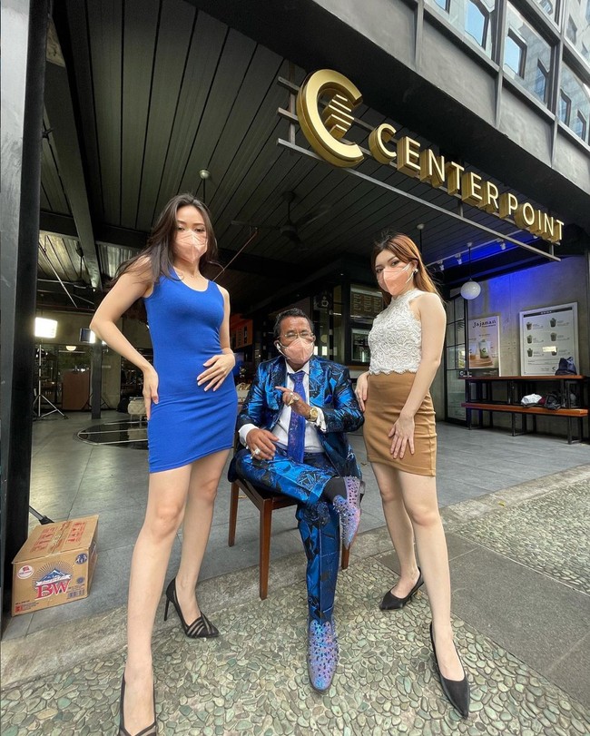 Hotman sendiri diketahui memiliki acara talkshow pribadinya yang bernama Hotman Paris Show. Jika sebelumnya Hotman selalu tampak ditemani oleh Melaney Ricardo, kali ini ada dua wajah baru yang menemaninya. Kedua wanita itu diperkenalkan Hotman sebagai asisten pribadi barunya. Foto: Instagram