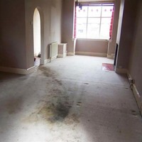 Detail di foto rumah ini bisa membuat calon pembeli berpikir, apakah noda hitam di lantai itu bekas mayat yang diseret keluar rumah? Foto: Dok. terriblerealestateagentphotos