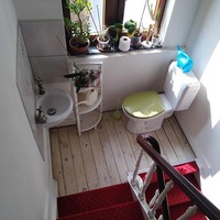 Toilet di rumah ini sungguh unik, letaknya di antara tangga. Kalau buang air kecil atau besar, orang yang lalu-lalang di rumah auto ngintip. Foto: Dok. terriblerealestateagentphotos