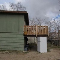 Mau beli rumah tapi melihat kulkas jadi penyangga lantai balkon, hmmm, pembeli akan berpikir dua kali. Foto: Dok. terriblerealestateagentphotos
