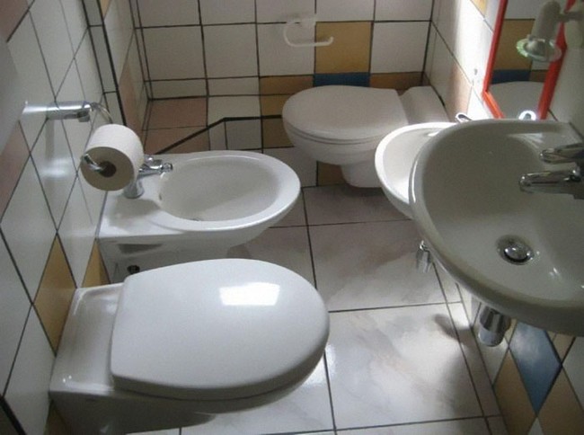 Kamar mandi di rumah ini punya tiga toilet sekaligus. Buang air kecil atau besar nggak khawatir lagi nggak kebagian tempat. Foto: Dok. terriblerealestateagentphotos
