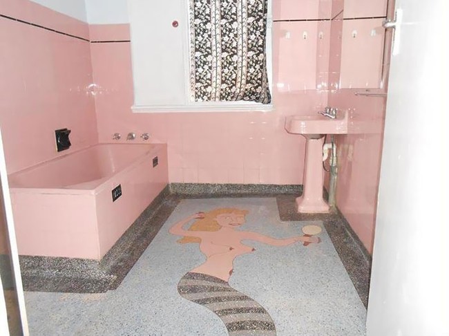 Lukisan di kamar mandi rumah ini bisa jadi membuat calon pembeli yang memiliki anak-anak atau para istri berpikir dua kali untuk membeli rumah tersebut. Foto: Dok. terriblerealestateagentphotos