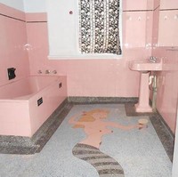 Lukisan di kamar mandi rumah ini bisa jadi membuat calon pembeli yang memiliki anak-anak atau para istri berpikir dua kali untuk membeli rumah tersebut. Foto: Dok. terriblerealestateagentphotos