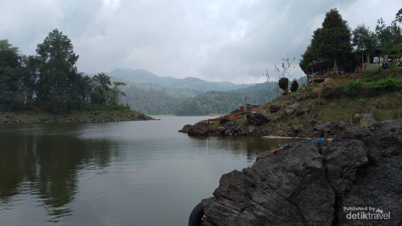 Danau dikelilingi hutan pinus dan perkebunan teh