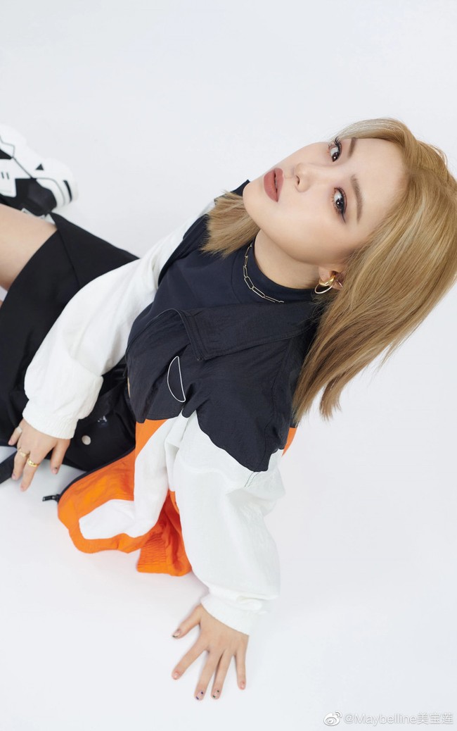 Global Brand President Maybelline, Trisha Ayyagari, mengungkap dirinya telah mengikuti perkembangan ITZY dalam dunia KPop. Ia melihat betapa dinamisnya personel ITZY secara individu maupun grup. Foto: dok. Maybelline