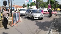 Meski begitu, petugas yang berjaga di lokasi beberapa kali menghalau pengendara yang hendak melintas di jalan tersebut.  
