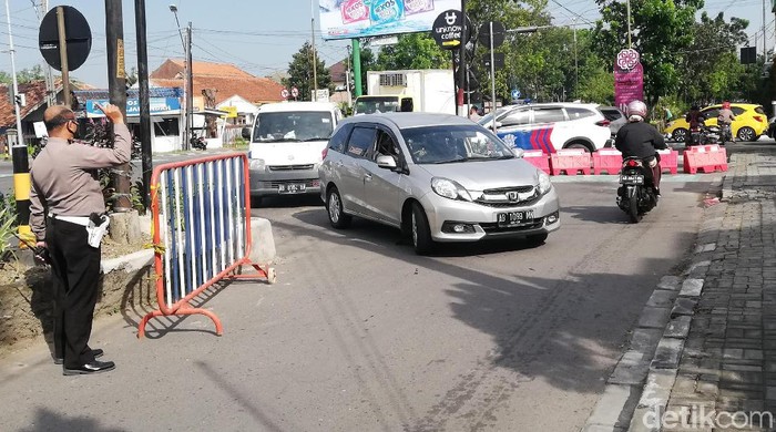 Jalan Adi Sucipto Solo Ditutup, Masih Banyak Pemotor Melintas Hari ini merupakan hari pertama penutupan jalan Adi Sucipto, Solo. Meski sudah ditutup dan dijaga petugas, masih banyak pemotor yang melintas.