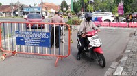 Meski demikian, bagi pengendara yang bukan termasuk dari sektor esensial atau kritikal tetap dihalau dan diberikan pemahaman agar putar balik atau mencari jalur yang lain.  