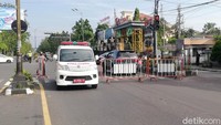 Mobil ambulans dipersilahkan terus melintas.  