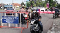 Sejumlah pengendara sepeda motor dari arah barat masih nekat melintasi ruas jalan Adi Sucipto, Solo, meski sudah ditutup dan dijaga petugas.  