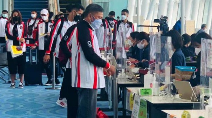 Tim bulutangkis Indonesia yang akan berlaga di Olimpiade tiba di Jepang. Mereka kemudian menjalani tes PCR dengan hasil negatif COVID-19.