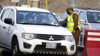 Seorang polisi Saudi memeriksa kendaraan di pos pemeriksaan di Kota Suci Makkah, menjelang ibadah haji tahunan, Kamis (15/7).  