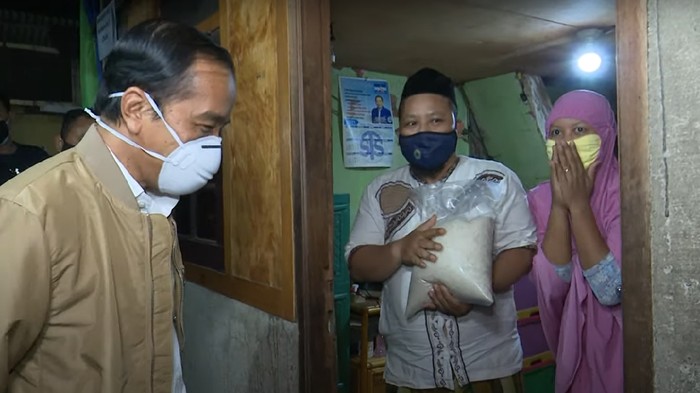 Jokowi Bagikan Sembako dan Paket Obat di Jakut