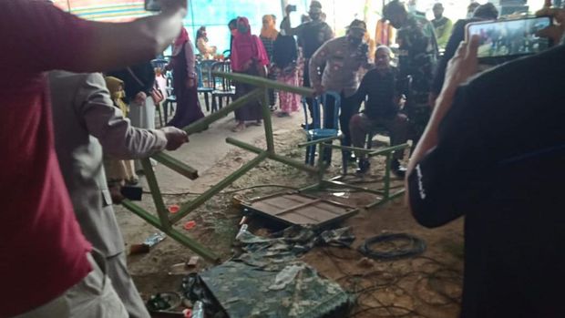 Kades Jenar, Samto, ditenangkan petugas usai mengamuk hingga membalik meja di hajatan, Sragen, Jumat (16/7/2021).