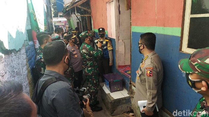 Kapolri dan Panglima TNI gedor rumah warga membagikan sembako