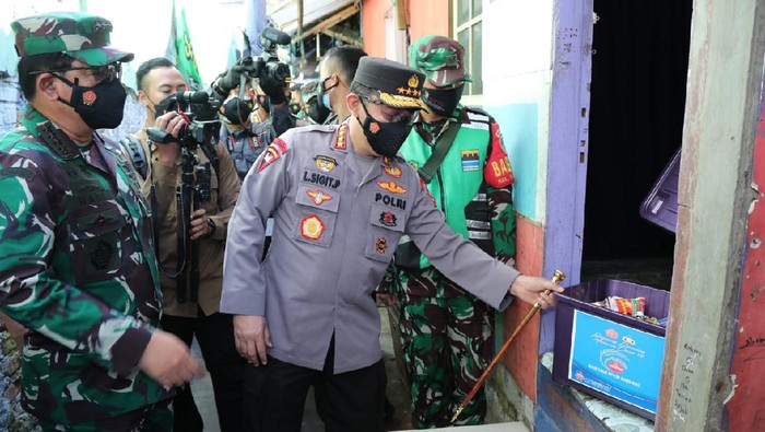 Kapolri Jenderal Listyo Sigit Prabowo turun langsung menyalurkan bansos PPKM Darurat (Foto: Istimewa)