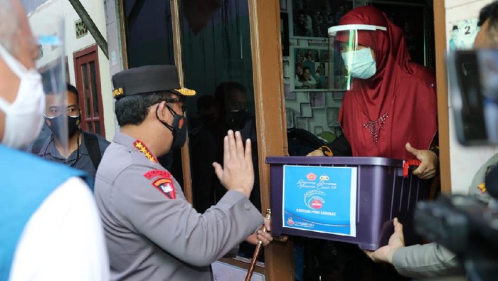Kapolri Jenderal Listyo Sigit Prabowo turun langsung menyalurkan bansos PPKM Darurat (Foto: Istimewa)