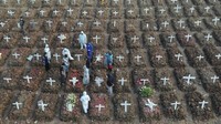 Melonjaknya kasus COVID-19 di Indonesia masih terus menjadi sorotan tak hanya di Tanah Air tetapi juga internasional. Kasus COVID-19 harian yang terus memecahkan rekor bahkan membuat RI berada di urutan atas negara dengan penyumbang kasus COVID-19 harian terbanyak di dunia. Direktur Eksekutif Program Kedaruratan Kesehatan WHO Mike Ryan mengatakan Indonesia sedang mengalami fase peningkatan penularan yang sangat intens selama beberapa minggu terakhir. Kasus Corona di Indonesia yang melonjak juga sejalan dengan jumlah kematian yang melesat. Angka kematian COVID-19 di Indonesia hampir melebihi jumlah kematian harian India, dan kemungkinan juga akan segera melampaui insiden hariannya. ANTARA FOTO/M RISYAL HIDAYAT.