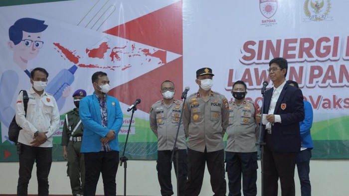 kegiatan vaksinasi massal mahasiswa dan warga di Pendopo Universitas Krisna Dwipayana, Jakarta, Kamis (15/7/2021).