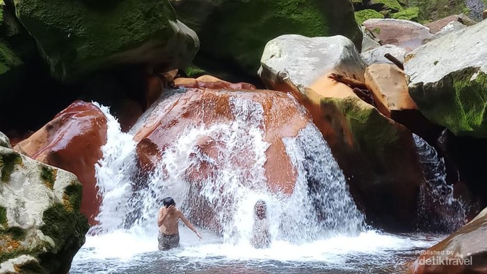 melepas lelah perjalanan dengan menikmati sejuknya aliran sungai Curug Seribu